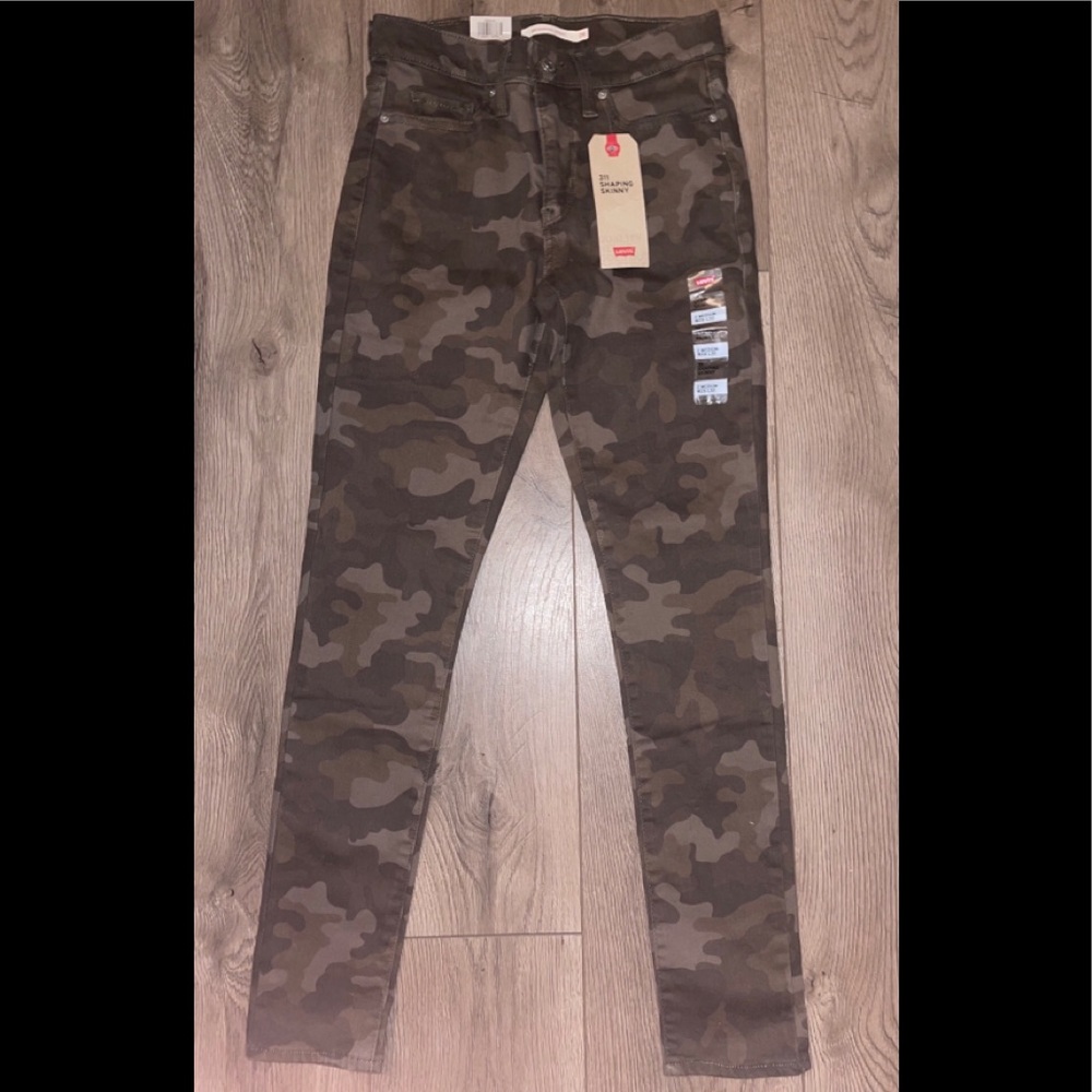 NWT Levi’s Camo Shaping Skinny Pants